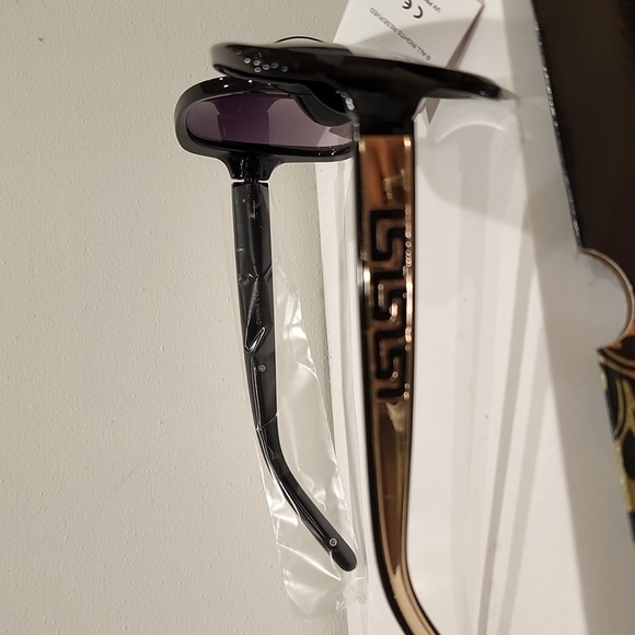 DESIGNER SUNGLASSES w case - Picture 2 of 7